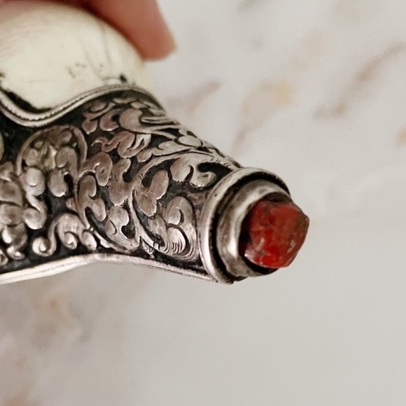 Antique Tibetan Conch Shell Horn Small
Circa 1700-1800 - Picture 6 of 7